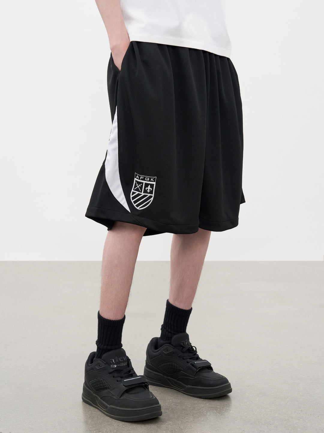 DONCARE(AFGK) "Mesh-paneled shorts"