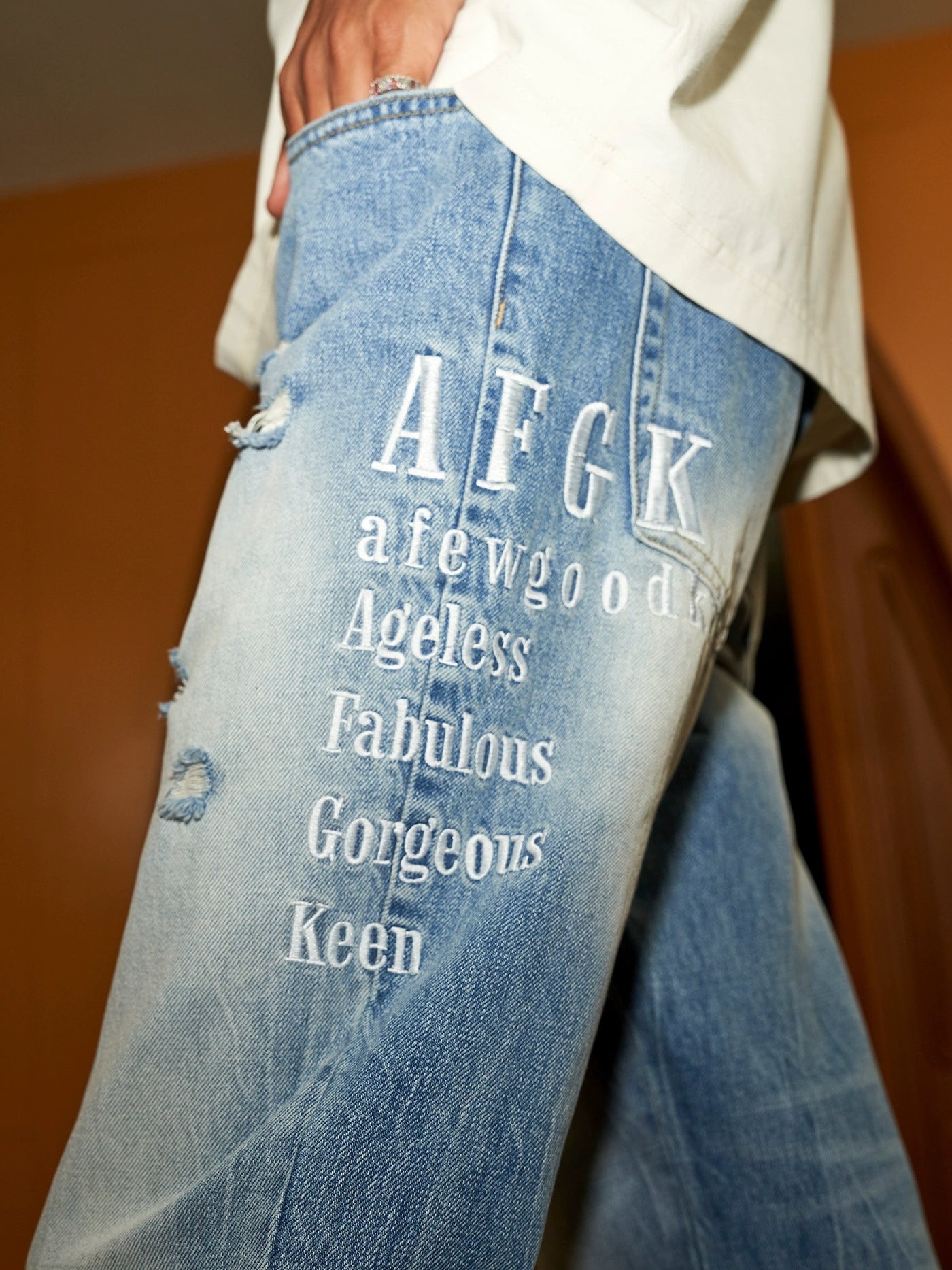 DONCARE(AFGK) "Disdressed denim jeans"